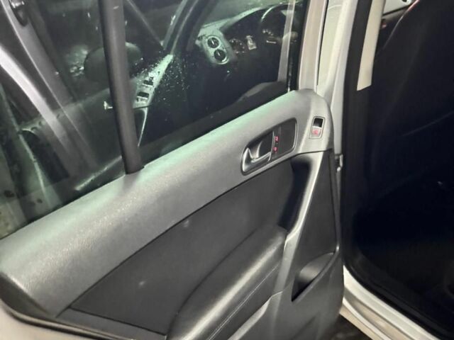 Серый Фольксваген Тигуан, объемом двигателя 2 л и пробегом 217 тыс. км за 12000 $, фото 7 на Automoto.ua