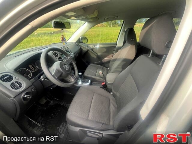 Серый Фольксваген Тигуан, объемом двигателя 2 л и пробегом 260 тыс. км за 9900 $, фото 3 на Automoto.ua