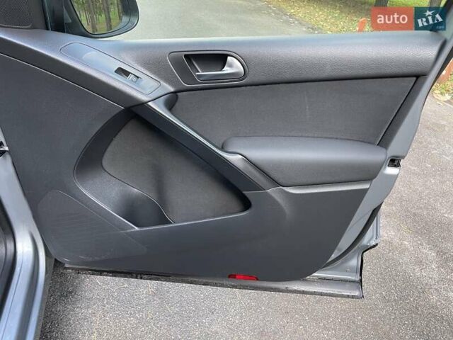 Серый Фольксваген Тигуан, объемом двигателя 2 л и пробегом 180 тыс. км за 11999 $, фото 48 на Automoto.ua