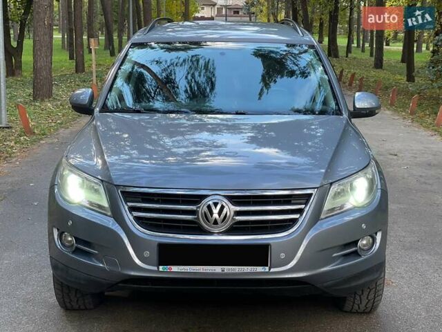 Серый Фольксваген Тигуан, объемом двигателя 2 л и пробегом 180 тыс. км за 11999 $, фото 1 на Automoto.ua