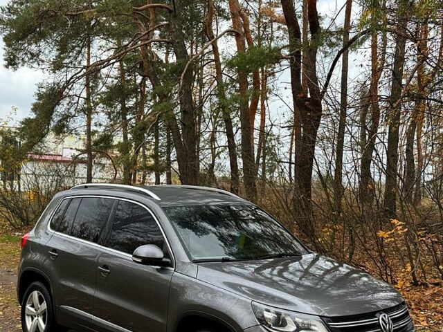 Серый Фольксваген Тигуан, объемом двигателя 2 л и пробегом 242 тыс. км за 9300 $, фото 5 на Automoto.ua