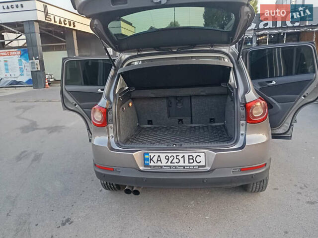 Сірий Фольксваген Тігуан, об'ємом двигуна 2 л та пробігом 298 тис. км за 13000 $, фото 14 на Automoto.ua