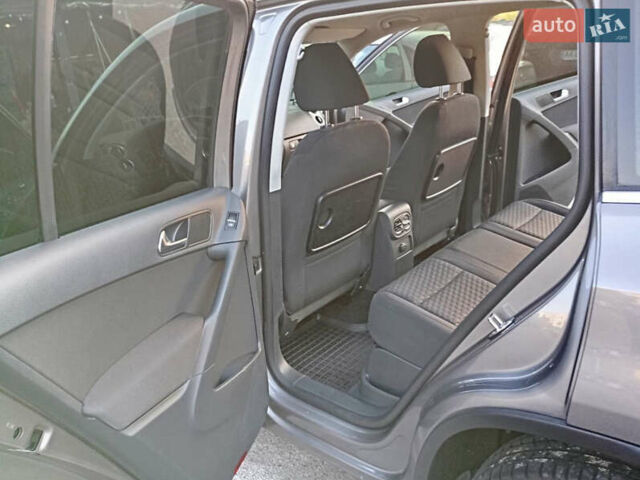 Сірий Фольксваген Тігуан, об'ємом двигуна 2 л та пробігом 298 тис. км за 13000 $, фото 13 на Automoto.ua