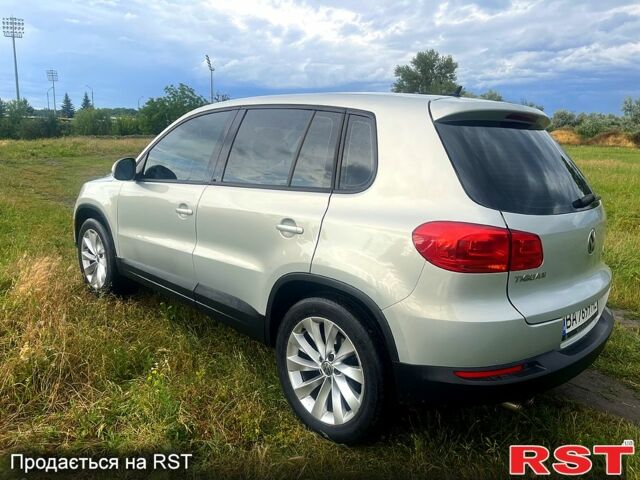 Серый Фольксваген Тигуан, объемом двигателя 2 л и пробегом 260 тыс. км за 9900 $, фото 1 на Automoto.ua