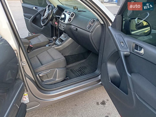 Сірий Фольксваген Тігуан, об'ємом двигуна 2 л та пробігом 298 тис. км за 13000 $, фото 9 на Automoto.ua