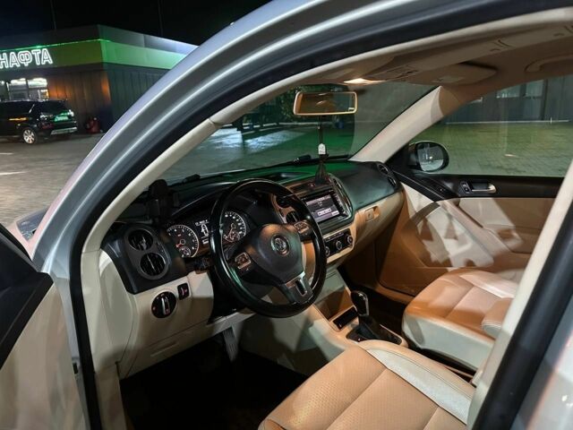 Сірий Фольксваген Тігуан, об'ємом двигуна 2 л та пробігом 241 тис. км за 9300 $, фото 1 на Automoto.ua