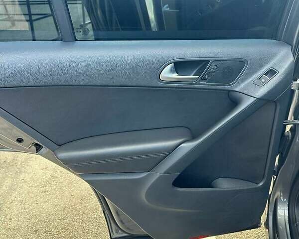 Серый Фольксваген Тигуан, объемом двигателя 1.98 л и пробегом 235 тыс. км за 10500 $, фото 8 на Automoto.ua