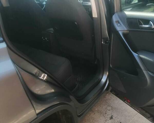 Серый Фольксваген Тигуан, объемом двигателя 1.97 л и пробегом 412 тыс. км за 10000 $, фото 12 на Automoto.ua