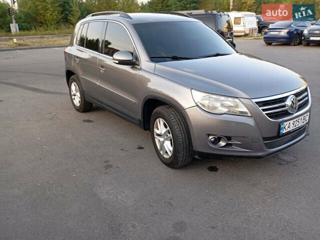 Сірий Фольксваген Тігуан, об'ємом двигуна 2 л та пробігом 298 тис. км за 13000 $, фото 1 на Automoto.ua