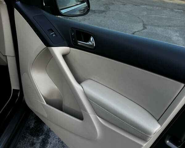 Сірий Фольксваген Тігуан, об'ємом двигуна 1.98 л та пробігом 268 тис. км за 10800 $, фото 28 на Automoto.ua