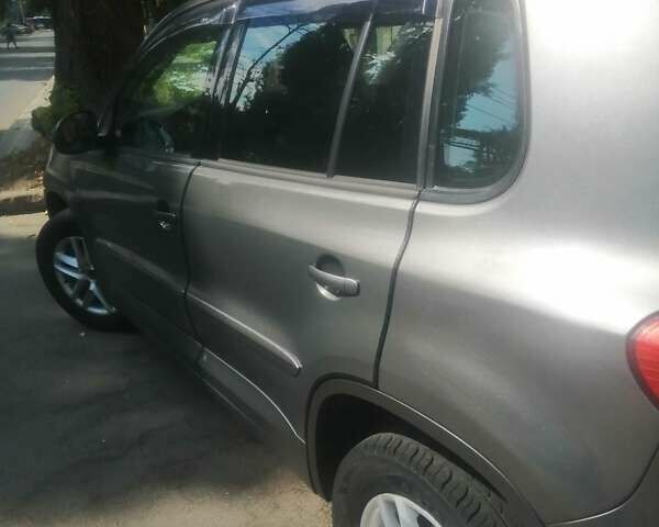 Серый Фольксваген Тигуан, объемом двигателя 2 л и пробегом 405 тыс. км за 11000 $, фото 8 на Automoto.ua