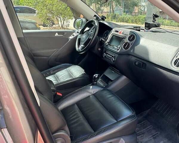 Сірий Фольксваген Тігуан, об'ємом двигуна 1.97 л та пробігом 385 тис. км за 13000 $, фото 5 на Automoto.ua