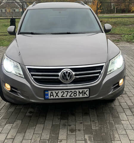 Серый Фольксваген Тигуан, объемом двигателя 1.98 л и пробегом 186 тыс. км за 11999 $, фото 1 на Automoto.ua