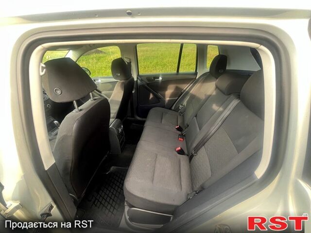 Серый Фольксваген Тигуан, объемом двигателя 2 л и пробегом 260 тыс. км за 9900 $, фото 4 на Automoto.ua