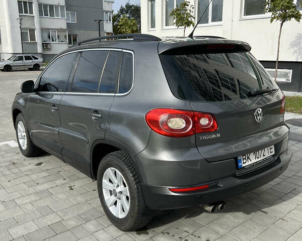Серый Фольксваген Тигуан, объемом двигателя 2.02 л и пробегом 277 тыс. км за 9300 $, фото 2 на Automoto.ua