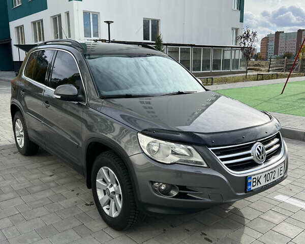 Серый Фольксваген Тигуан, объемом двигателя 2.02 л и пробегом 277 тыс. км за 9300 $, фото 6 на Automoto.ua