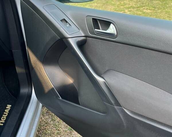 Сірий Фольксваген Тігуан, об'ємом двигуна 1.39 л та пробігом 177 тис. км за 9800 $, фото 13 на Automoto.ua