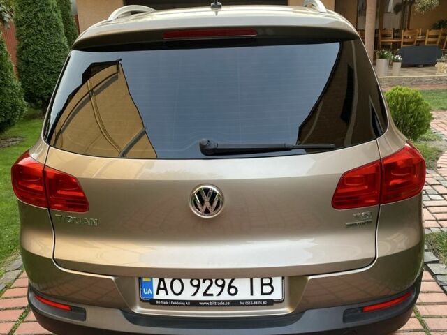 Серый Фольксваген Тигуан, объемом двигателя 1.4 л и пробегом 250 тыс. км за 10000 $, фото 3 на Automoto.ua