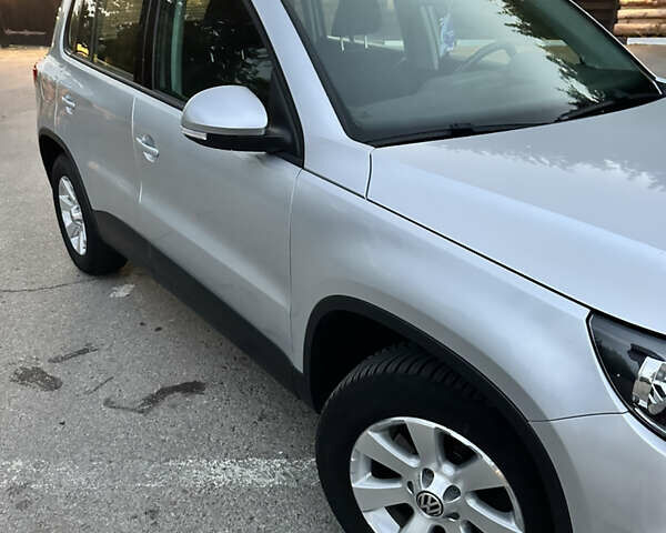 Серый Фольксваген Тигуан, объемом двигателя 1.97 л и пробегом 208 тыс. км за 16500 $, фото 2 на Automoto.ua