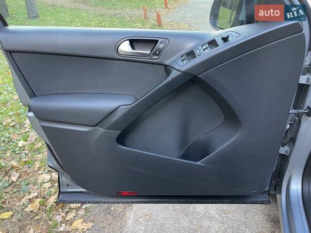 Серый Фольксваген Тигуан, объемом двигателя 2 л и пробегом 180 тыс. км за 11750 $, фото 37 на Automoto.ua