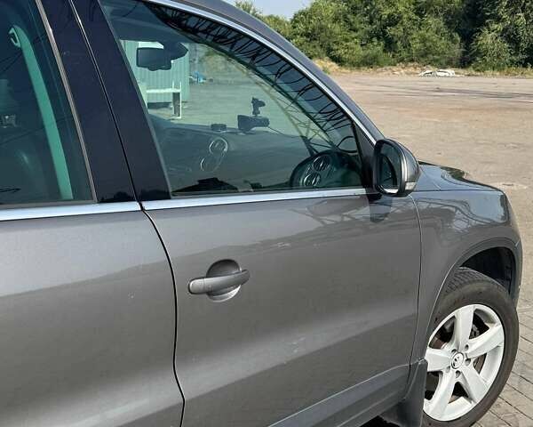 Сірий Фольксваген Тігуан, об'ємом двигуна 1.97 л та пробігом 385 тис. км за 13000 $, фото 3 на Automoto.ua