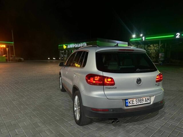 Сірий Фольксваген Тігуан, об'ємом двигуна 2 л та пробігом 241 тис. км за 9300 $, фото 6 на Automoto.ua