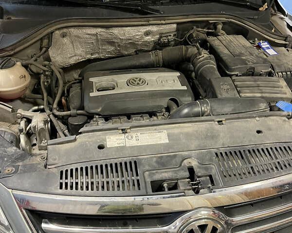 Сірий Фольксваген Тігуан, об'ємом двигуна 2 л та пробігом 999 тис. км за 12000 $, фото 1 на Automoto.ua