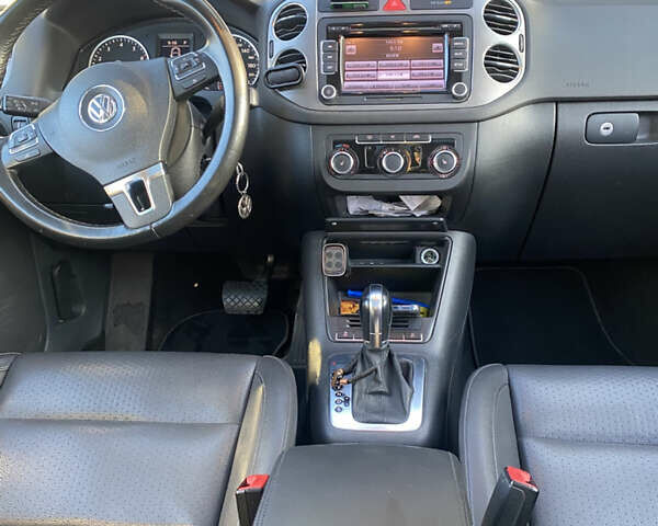 Серый Фольксваген Тигуан, объемом двигателя 2 л и пробегом 289 тыс. км за 10799 $, фото 5 на Automoto.ua