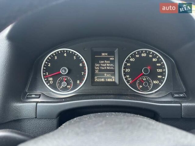 Серый Фольксваген Тигуан, объемом двигателя 2 л и пробегом 282 тыс. км за 10000 $, фото 3 на Automoto.ua