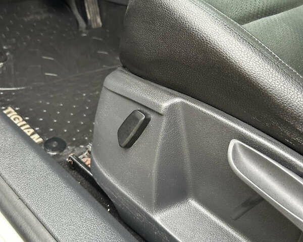 Серый Фольксваген Тигуан, объемом двигателя 2 л и пробегом 272 тыс. км за 8399 $, фото 11 на Automoto.ua