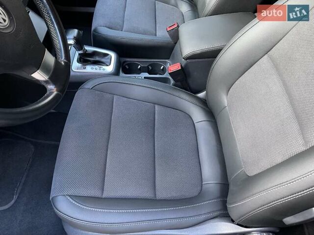 Серый Фольксваген Тигуан, объемом двигателя 2 л и пробегом 180 тыс. км за 11750 $, фото 13 на Automoto.ua