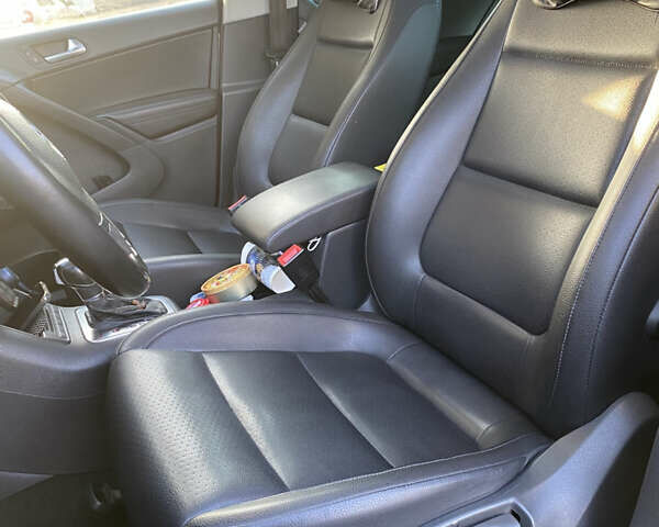 Серый Фольксваген Тигуан, объемом двигателя 2 л и пробегом 289 тыс. км за 10799 $, фото 16 на Automoto.ua