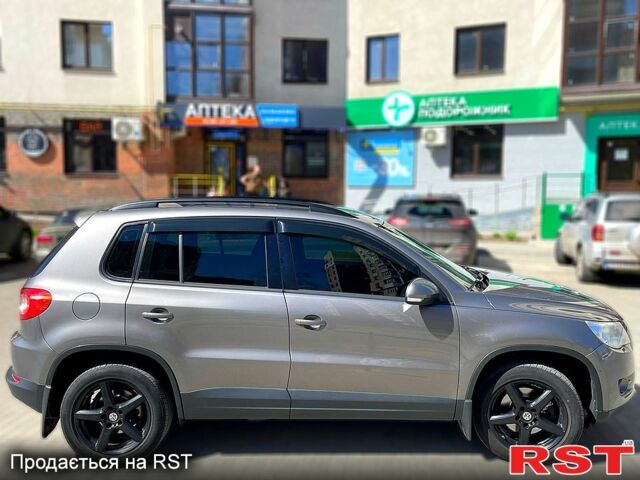 Серый Фольксваген Тигуан, объемом двигателя 2 л и пробегом 223 тыс. км за 12000 $, фото 3 на Automoto.ua