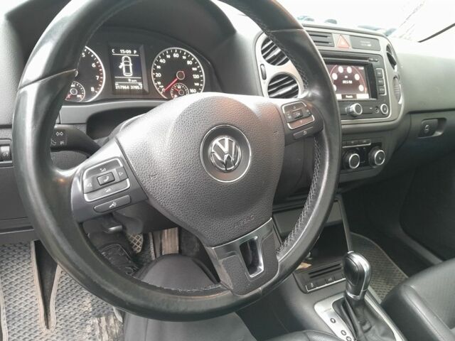 Серый Фольксваген Тигуан, объемом двигателя 2 л и пробегом 217 тыс. км за 12000 $, фото 1 на Automoto.ua