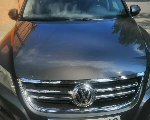 Серый Фольксваген Тигуан, объемом двигателя 1.97 л и пробегом 412 тыс. км за 10000 $, фото 1 на Automoto.ua