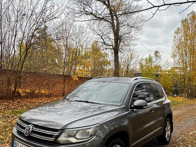 Серый Фольксваген Тигуан, объемом двигателя 2 л и пробегом 242 тыс. км за 9300 $, фото 1 на Automoto.ua