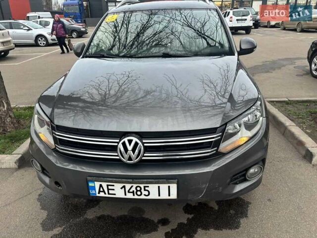 Серый Фольксваген Тигуан, объемом двигателя 2 л и пробегом 282 тыс. км за 10000 $, фото 1 на Automoto.ua