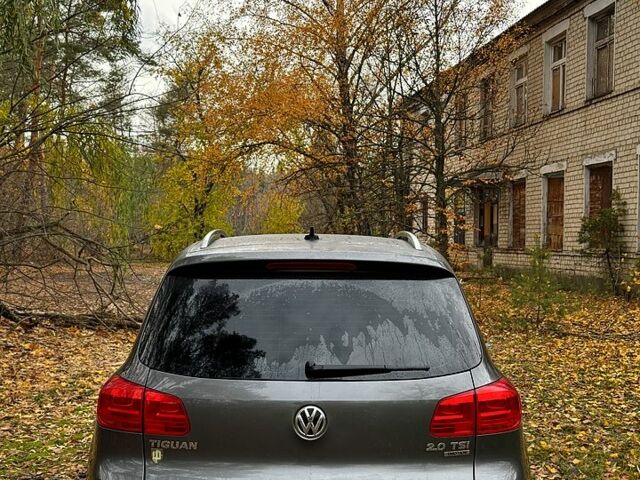 Серый Фольксваген Тигуан, объемом двигателя 2 л и пробегом 242 тыс. км за 9300 $, фото 2 на Automoto.ua