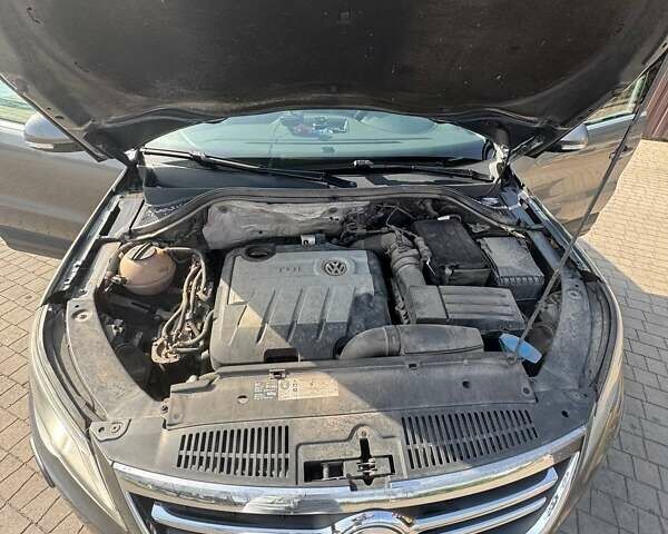 Сірий Фольксваген Тігуан, об'ємом двигуна 1.97 л та пробігом 385 тис. км за 13000 $, фото 2 на Automoto.ua