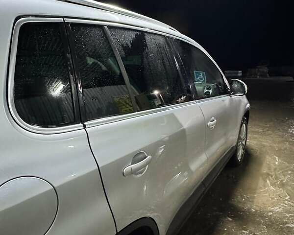 Серый Фольксваген Тигуан, объемом двигателя 2 л и пробегом 217 тыс. км за 12000 $, фото 4 на Automoto.ua