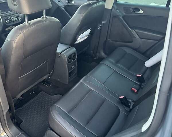 Серый Фольксваген Тигуан, объемом двигателя 1.98 л и пробегом 260 тыс. км за 8300 $, фото 3 на Automoto.ua