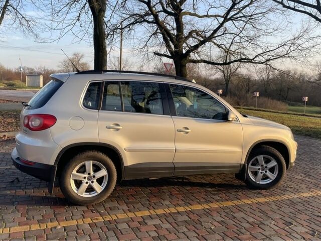 Серый Фольксваген Тигуан, объемом двигателя 2 л и пробегом 183 тыс. км за 10700 $, фото 2 на Automoto.ua