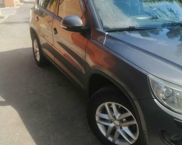 Серый Фольксваген Тигуан, объемом двигателя 2 л и пробегом 405 тыс. км за 11000 $, фото 5 на Automoto.ua