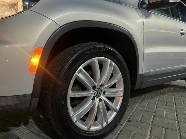 Сірий Фольксваген Тігуан, об'ємом двигуна 2 л та пробігом 241 тис. км за 9300 $, фото 2 на Automoto.ua