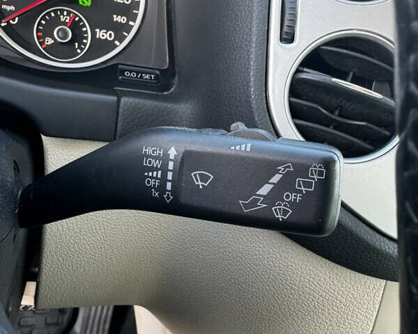 Сірий Фольксваген Тігуан, об'ємом двигуна 1.98 л та пробігом 268 тис. км за 10800 $, фото 18 на Automoto.ua