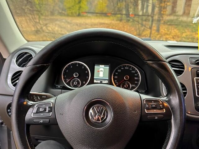 Сірий Фольксваген Тігуан, об'ємом двигуна 2 л та пробігом 242 тис. км за 9300 $, фото 6 на Automoto.ua