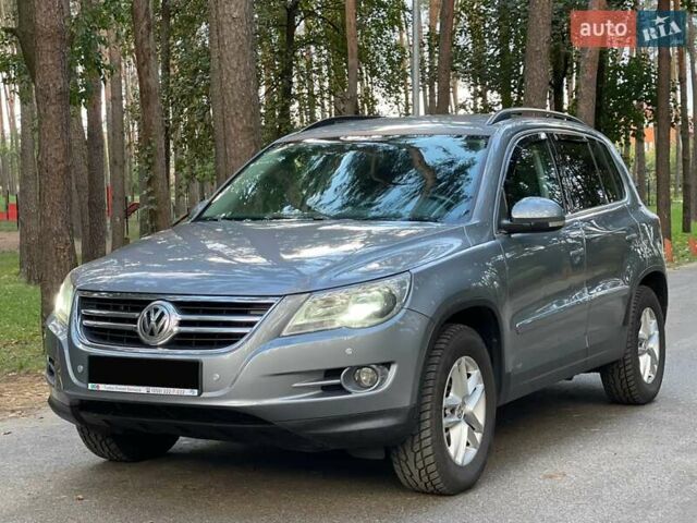 Серый Фольксваген Тигуан, объемом двигателя 2 л и пробегом 180 тыс. км за 11750 $, фото 2 на Automoto.ua