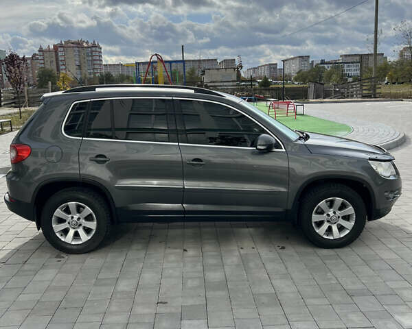 Серый Фольксваген Тигуан, объемом двигателя 2.02 л и пробегом 277 тыс. км за 9300 $, фото 5 на Automoto.ua