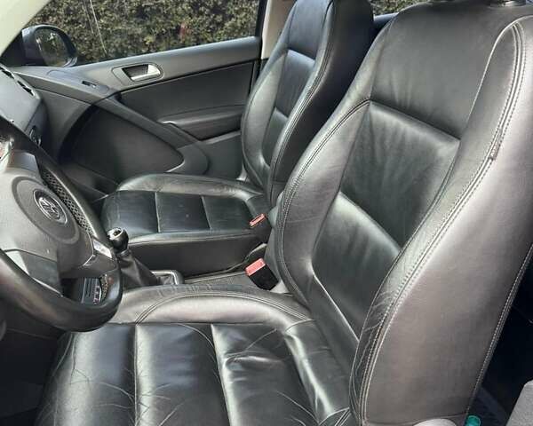 Сірий Фольксваген Тігуан, об'ємом двигуна 2 л та пробігом 117 тис. км за 11000 $, фото 5 на Automoto.ua