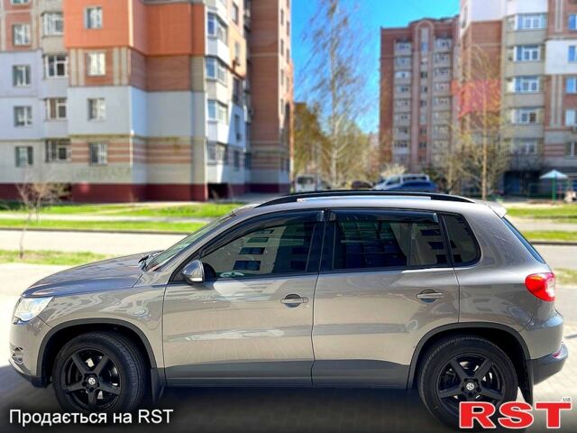 Серый Фольксваген Тигуан, объемом двигателя 2 л и пробегом 223 тыс. км за 12000 $, фото 1 на Automoto.ua